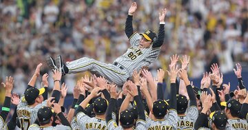 「コーチは1年間、選手に教えるな」阪神・岡田監督が語る「最高のリーダー」とは?