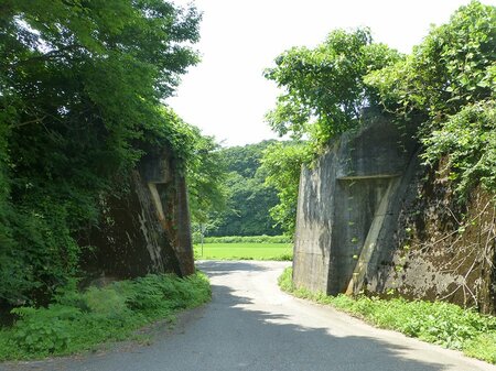 鹿波駅跡の近くにある橋台