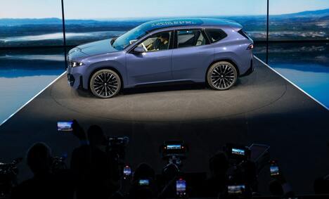 テスラに挑むBMWとメルセデス　EVの高級SUVで
