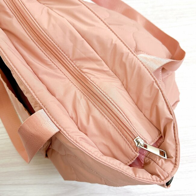 1泊分の荷物がまるっと入った!ワークマンの「めちゃ軽バッグ」スマホと同じくらいの軽さでビックリする!