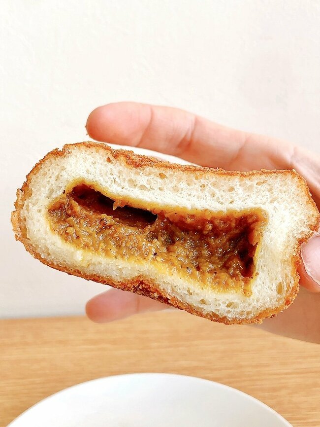 「コンビニ侮れねぇ」「開発してくれた方ありがとう」セブンの“お店で揚げたカレーパン”カリッカリの生地がウマすぎる！「3日間ぐらいは連続で食べてる」