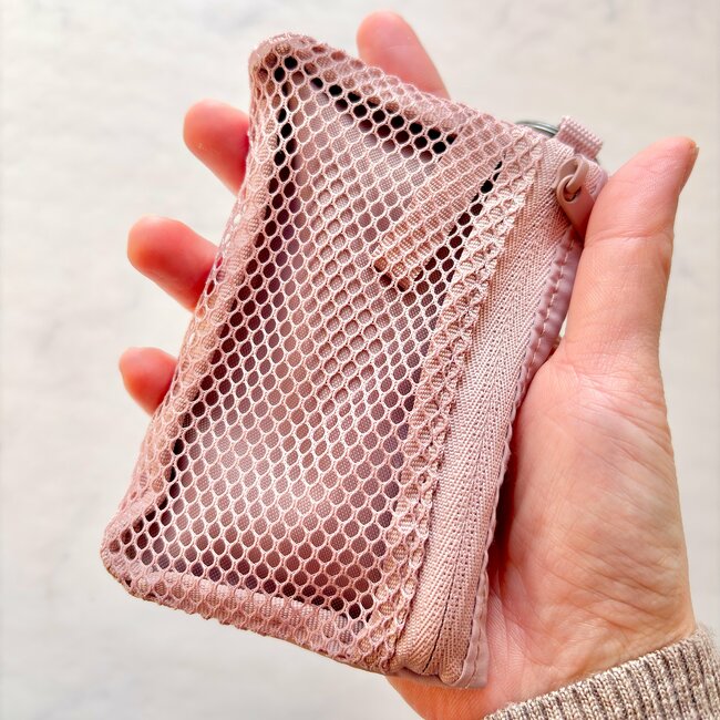 ミニ財布にちょうどいい！無印良品の“天才ケース”が買って大正解でした！「バッグの中で迷子にならない」「家族で使ってます」