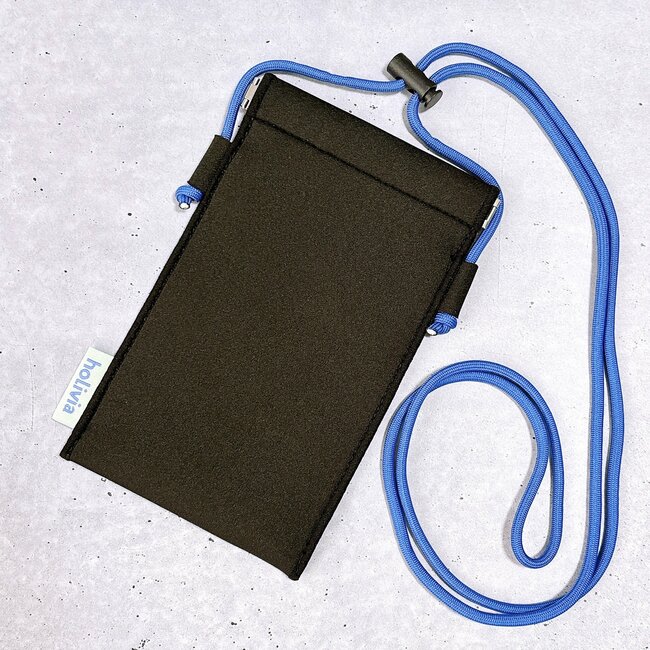 カードや診察券が10枚入った！3COINSの“片手でパカッと開くサコッシュ”お財布代わりに使えて便利！「1つ持ってると便利」「簡単に開閉できて使いやすい」【購入レビュー】