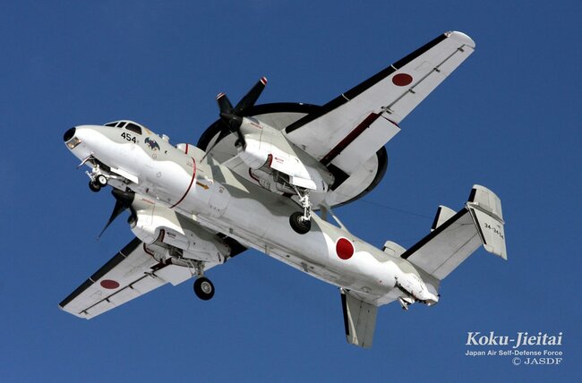 空を飛ぶ4枚プロペラのE-2C