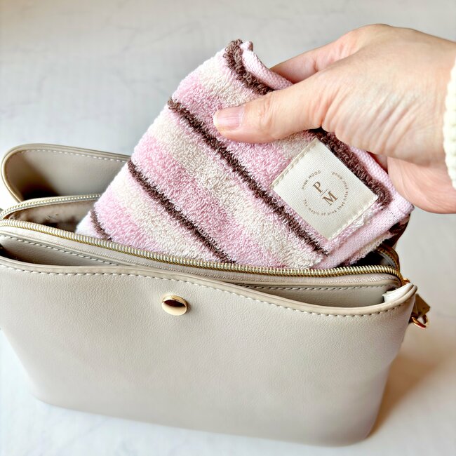 「迷うことなく2色購入」「あっという間に品切れ」3COINSの“ハンカチみたいなポーチ”サニタリーアイテムを目立たずに持ち歩けて大助かり！「もう一つ欲しい」