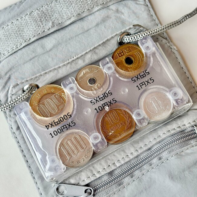 スムーズに支払いできて感動…!3COINSの“小銭がすっきり収納できるミニ財布”手ぶらで持ち歩けて楽ちんです!「軽くて使いやすい」「身軽に行動できます」
