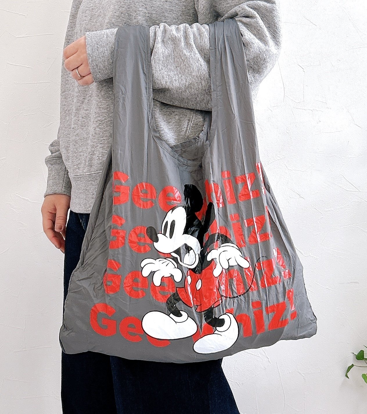 「全部欲しいです」ダイソー姉妹店×ディズニーの“畳まなくていいエコバッグ”レトロかわいいミッキーがたまらん…！「大人も持ち歩きやすい」「日常使いしやすそう」