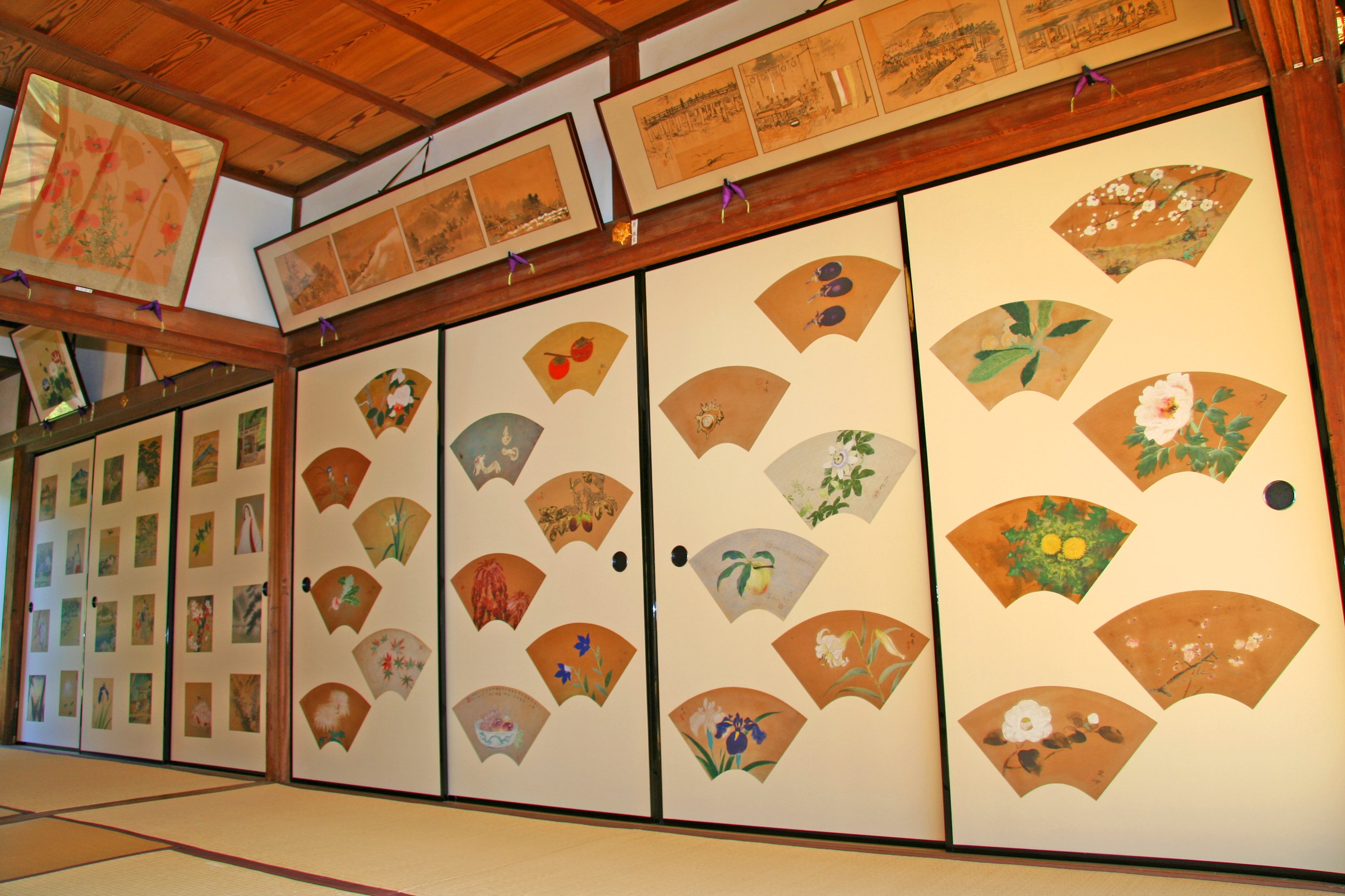 弘源寺(右京区)本堂の襖絵。向かって左側の襖には、嵯峨野の名所色紙が張られている