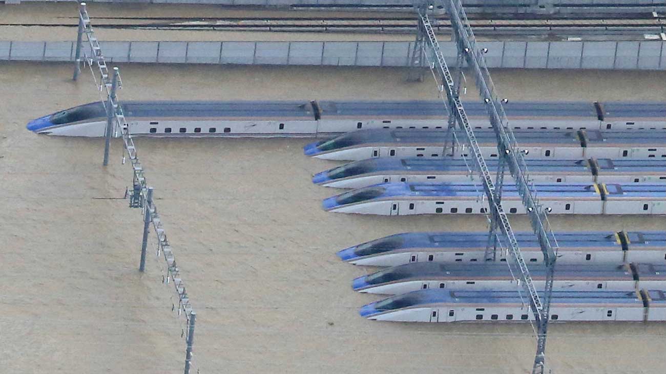 千曲川の氾濫で水に浸かった北陸新幹線の車両