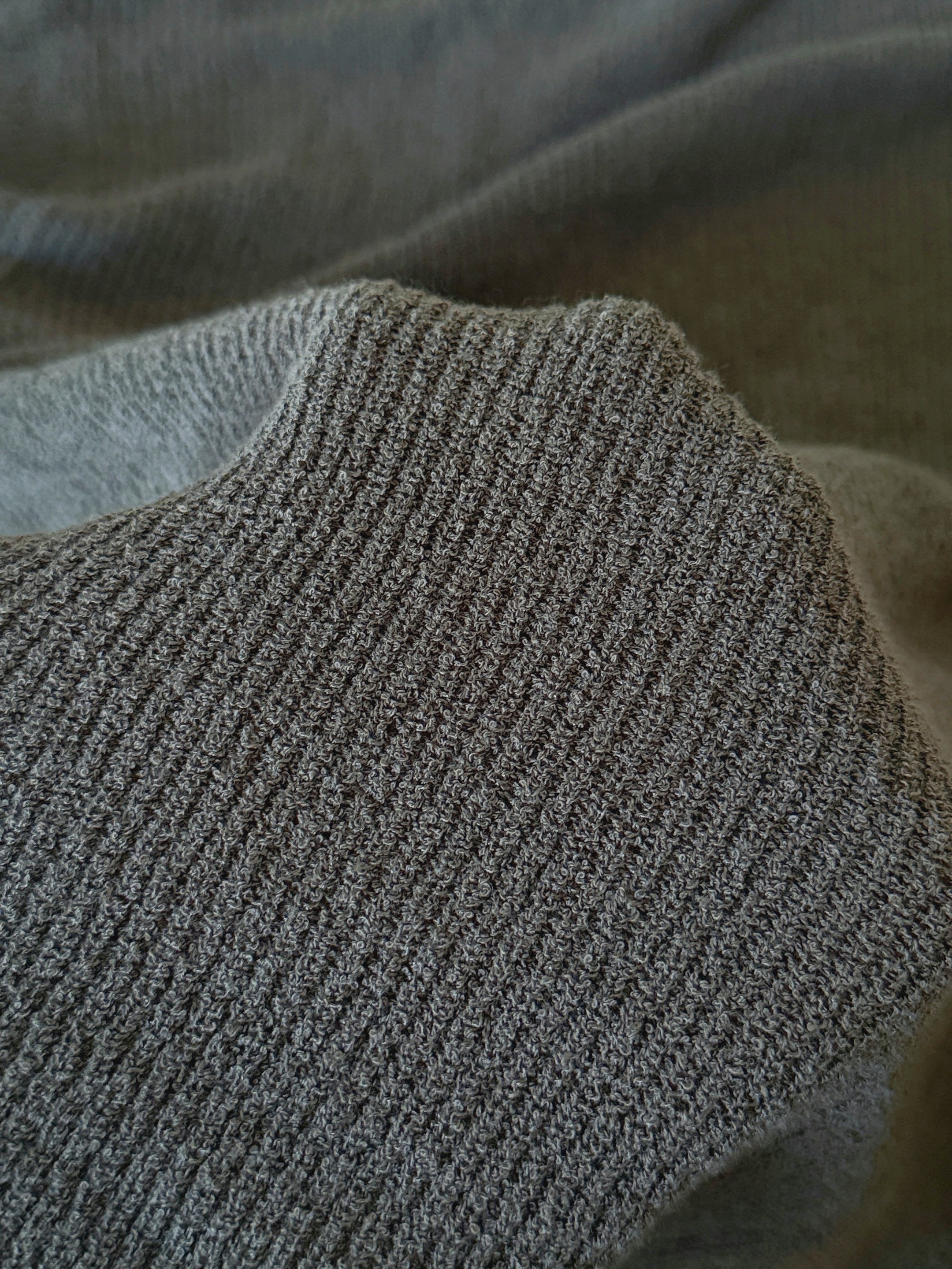 「色違いで3つ購入」グローバルワークの“1995円トップス”ゆるっとシルエットで体型カバー効果ばつぐん！「スッキリ見えます」「これからの季節にちょうど良さそう」