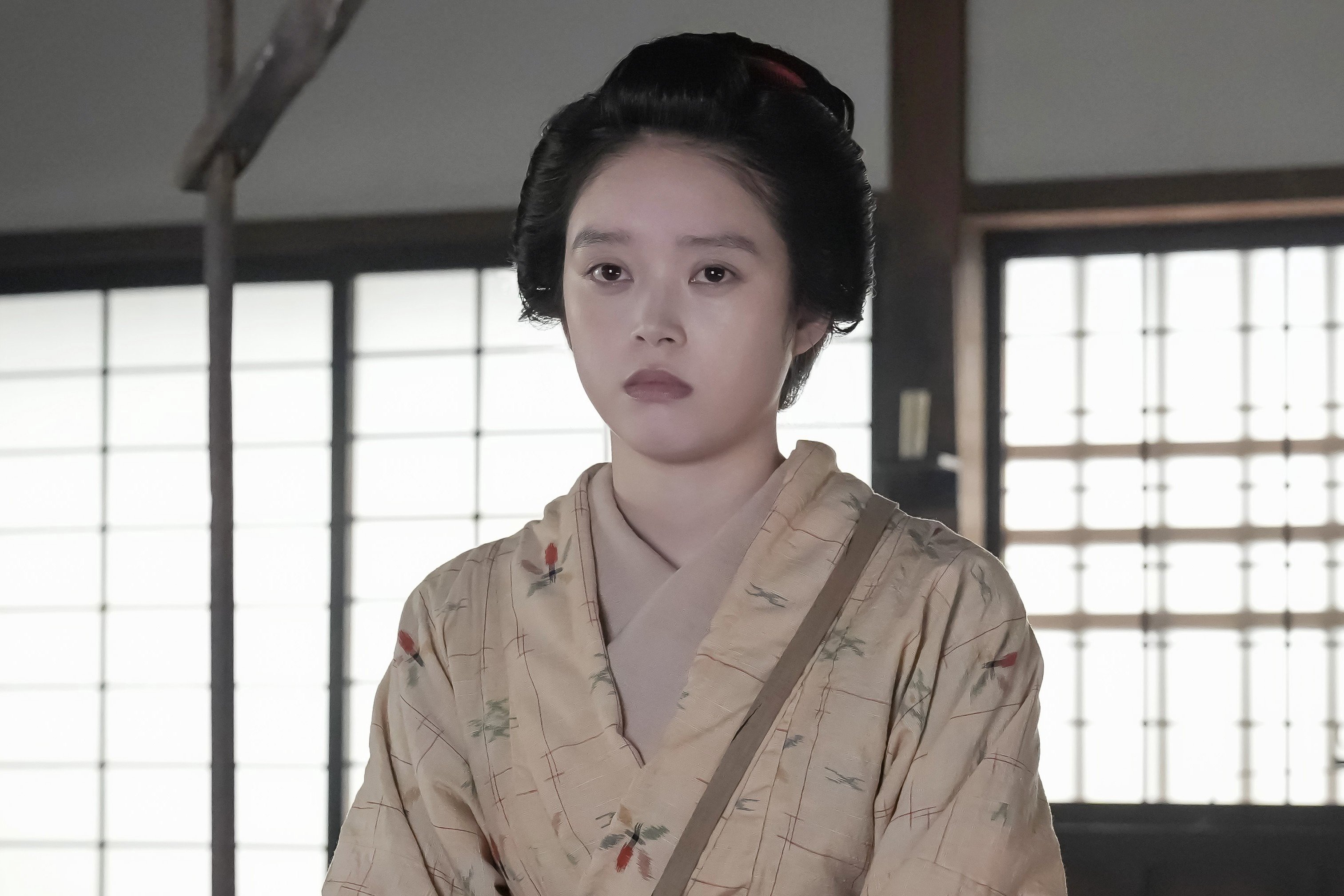 「湯たんぽ」の演技が秀逸!トミー・バストウがもらした台詞に共感してしまう〈ばけばけ第49回〉