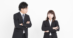 なぜ上司と若手社員の会話は言葉足らず？主語と目的語を話さないめんどくさい彼らの事情