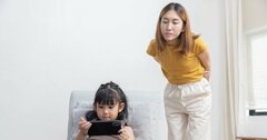 「子どもがスマホでYouTubeばかり見ている」問題にどう対処するか