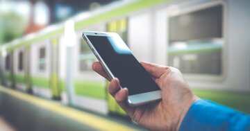 歩きスマホのおじさんが、ぶつかってきて「謝れ!」と逆ギレ→何と返すのが大人の対応?
