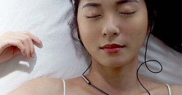 「イヤーワーム」って何のこと!?寝る前に音楽を聴くと睡眠の質は下がるのか
