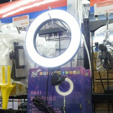 自撮りや物撮りで活躍する約1200円の安価なLEDリングライト