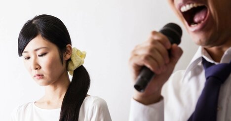 職場の人とカラオケに行ったとき「好感度がガタ落ちする」残念な行動・ワースト1〈再配信〉