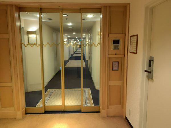 「ミーティング・スクエア」の入り口