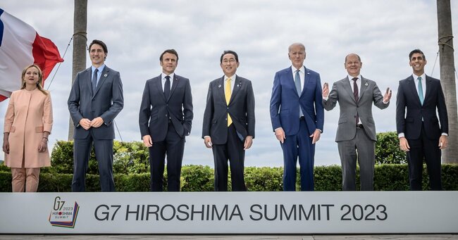G7サミットに集合した、左からイタリアのメローニ首相、カナダのトルドー首相、フランスのマクロン大統領、日本の岸田首相、米のバイデン大統領、ドイツのショルツ首相、英のスナク首相