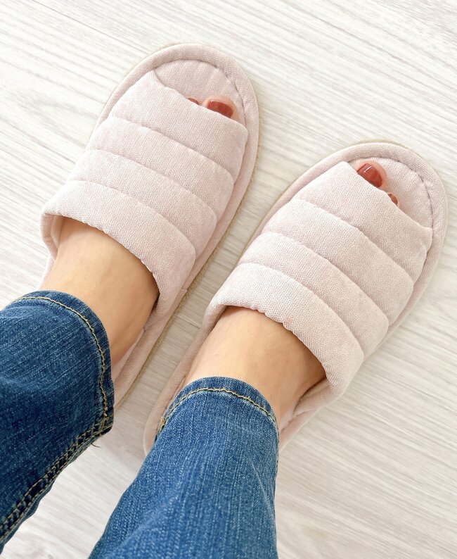 もう普通のスリッパに戻れない…!カインズの“リピ買い続出スリッパ”が買って大正解だった!「ずぼらな私に最適です!」「家族の分も購入」