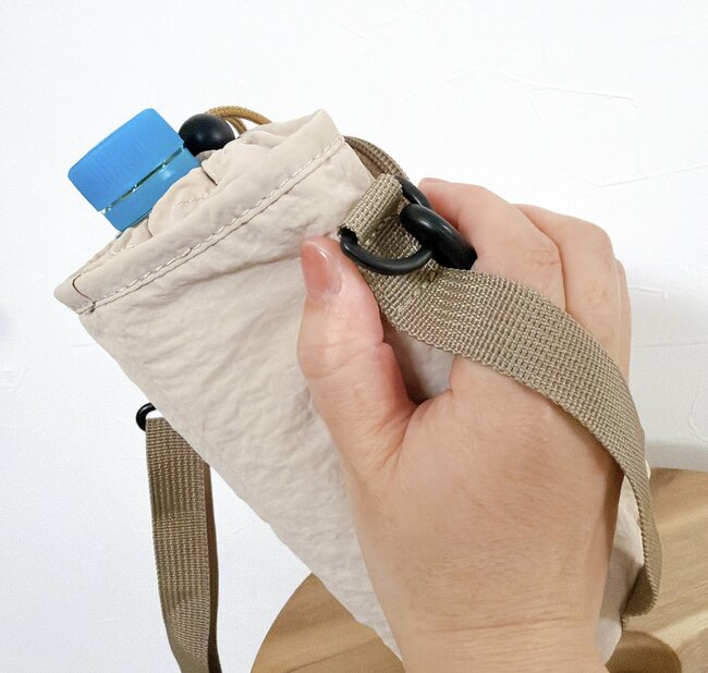 2時間経ってもペットボトルが冷たい！カインズの「手ぶらで持てるボトルカバー」スマホやミニ財布も入って天才…！【購入レビュー】