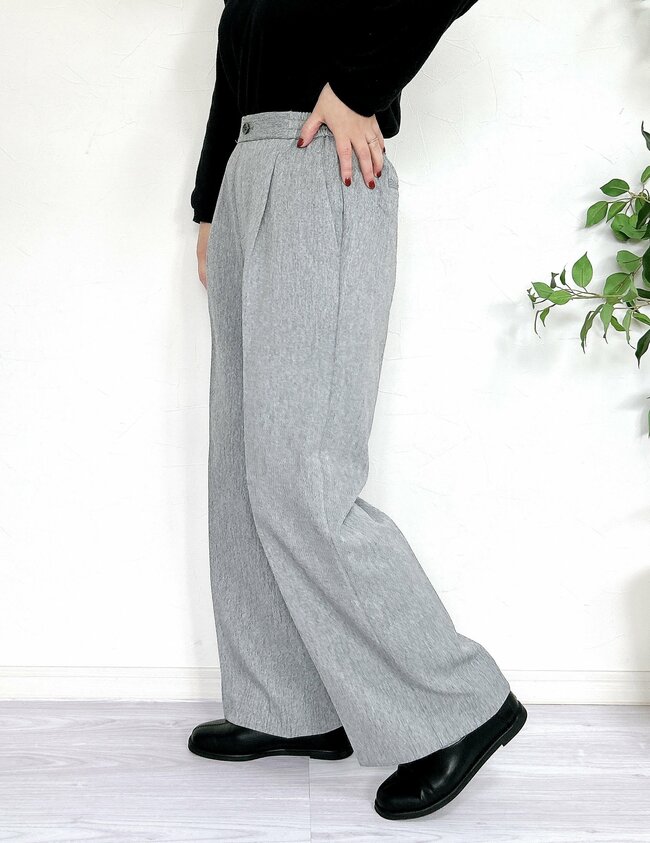 「勢いで3色買いしました」グローバルワークの“シワになりにくいパンツ”楽ちんなのにオシャレで手放せない…!「太ももがスッキリ」「1年中履ける」