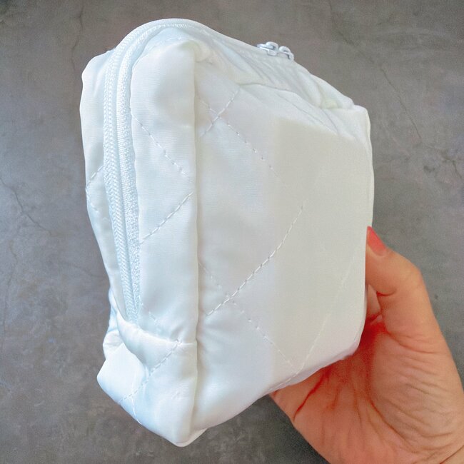 「え、本当にセリアの商品だよね…？」こんなに収納力のある“ふっくらポーチ”が110円で買えるのはスゴイ！