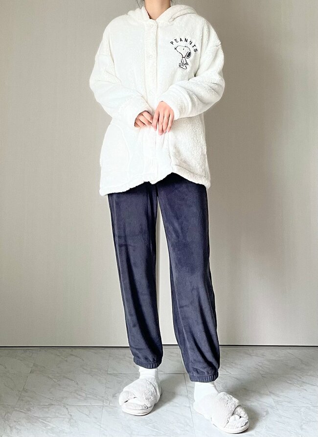「可愛すぎて大満足」GU×スヌーピーの“ふわもこパーカ”が毛布みたいな暖かさ！「家では手放せない」「お尻から首元まであったかい！」