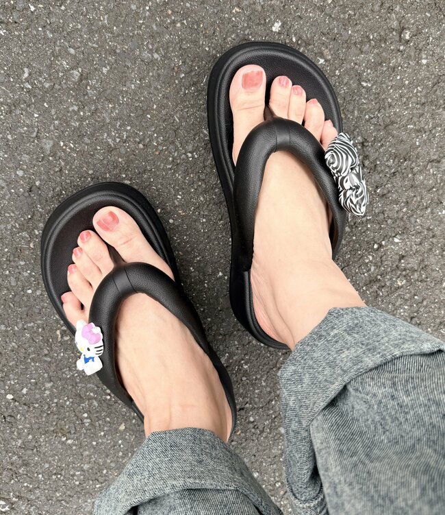 かわいすぎて慌ててカゴに入れた…!しまむら×サンリオの「キティちゃんの大人サンダル」ふかふかで弾むような歩き心地!《購入レビュー》