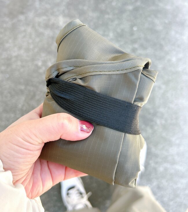 「お米を持って帰ってもやぶれない」3COINSの“25kg入るエコバッグ”が強すぎる…！「肩にかけても痛くない」「ディズニーで大活躍」