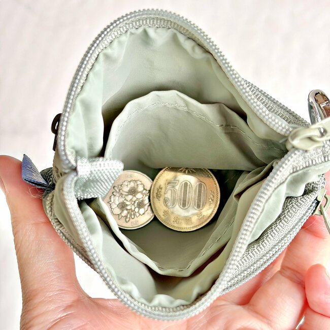 カードや診察券が20枚入った！3COINSの“ポケットたくさんミニ財布”手ぶらで持ち歩けて天才！「メッシュで使いやすそう」「色も可愛い」