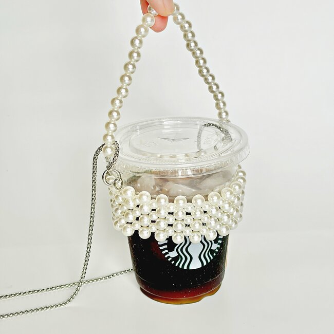 コーヒーやフラペチーノを手ぶらで持てて感動…！3COINSの「天才が考えたアイテム」荷物が多い日に大助かりです！《購入レビュー》