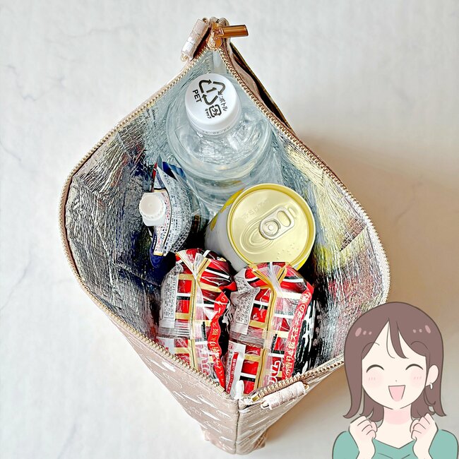 「夏場にいいな」「お散歩に良さそう」コメダ珈琲の“保冷できるポシェット”飲み物を冷たいまま持ち歩けて便利！「ひんやりグッズ入れて歩くのにいいよね」