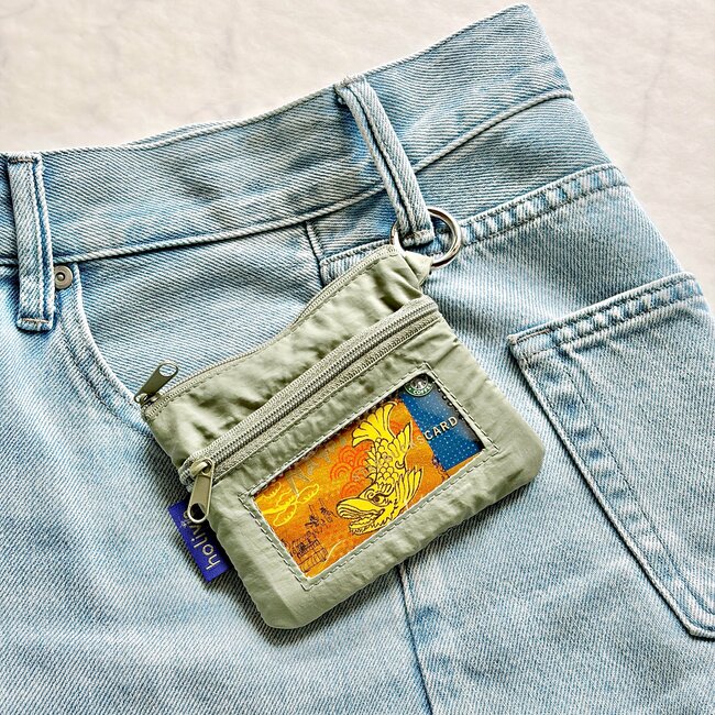 カードや診察券が20枚入った！3COINSの“ポケットたくさんミニ財布”手ぶらで持ち歩けて天才！「メッシュで使いやすそう」「色も可愛い」