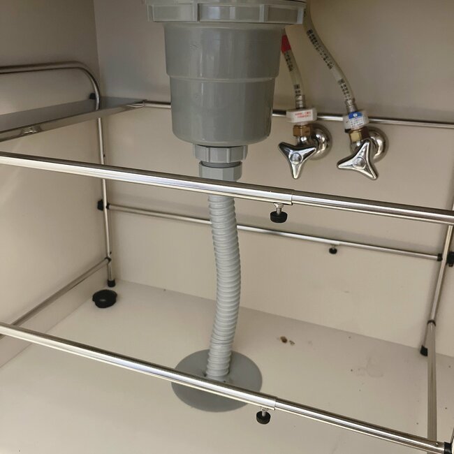 「もっと早く買えば良かった」ニトリの“おしゃれ収納”キッチンのデッドスペースが生まれ変わった！「シンク下が大幅にスッキリ」「片付けスペースが広がりました」