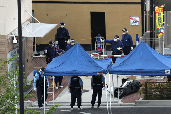 警察官が男に刺され拳銃を奪われた千里山交番周辺を調べる大阪府警の捜査員ら=16日午前、大阪府吹田市