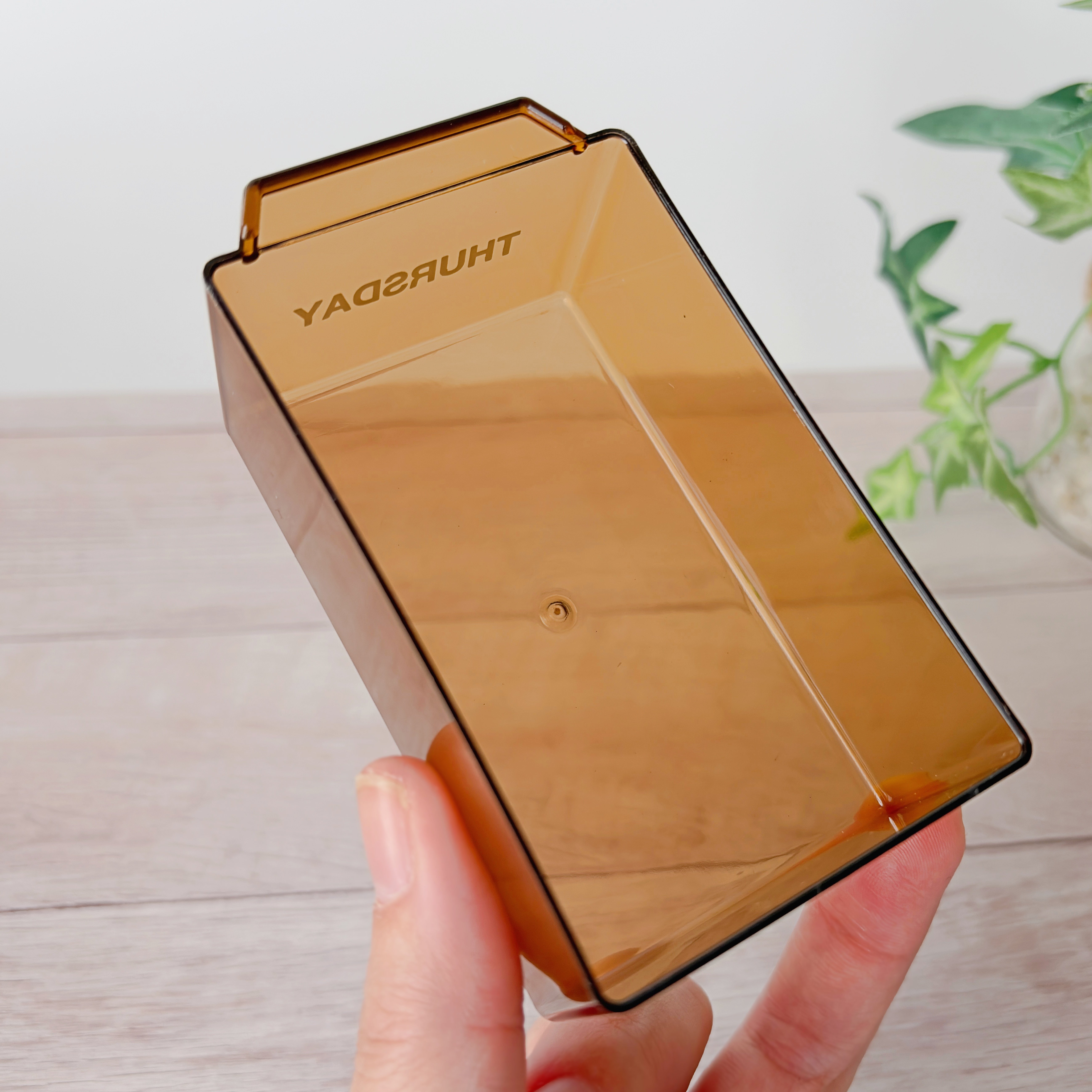 「薬入れに重宝してます！」3COINSの“レトロかわいい収納ボックス”ごちゃごちゃ小物がスッキリした！「インテリアに馴染む」「目の付け所がいい」