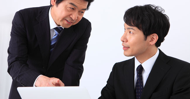 仕事を次々と押し付けてくる上司に困る部下