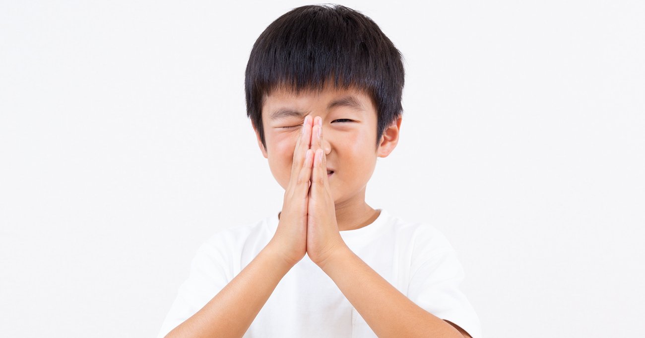 両手を合わせる子ども