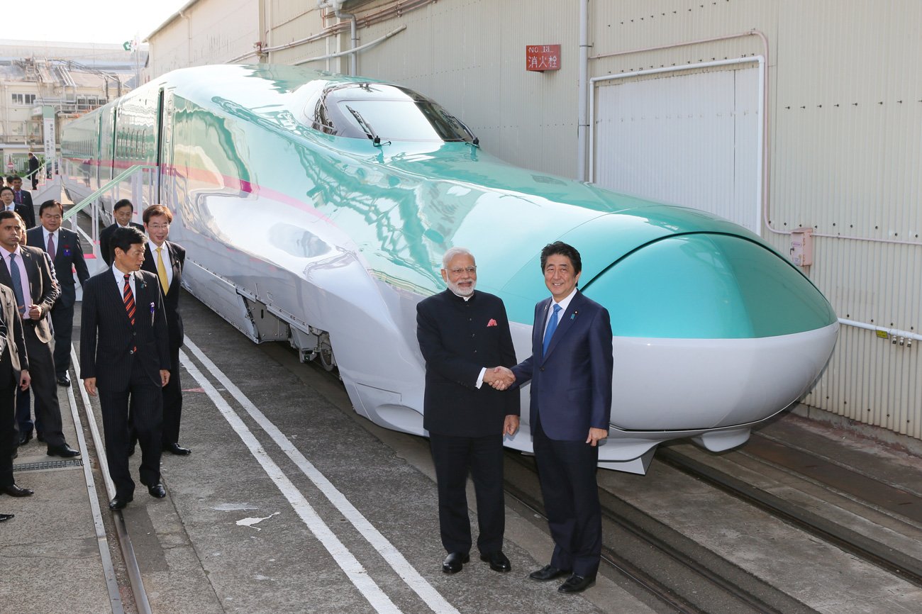 10年前、川崎重工業の新幹線車両工場を視察し、握手する安倍晋三首相（当時）とインドのナレンドラ・モディ首相