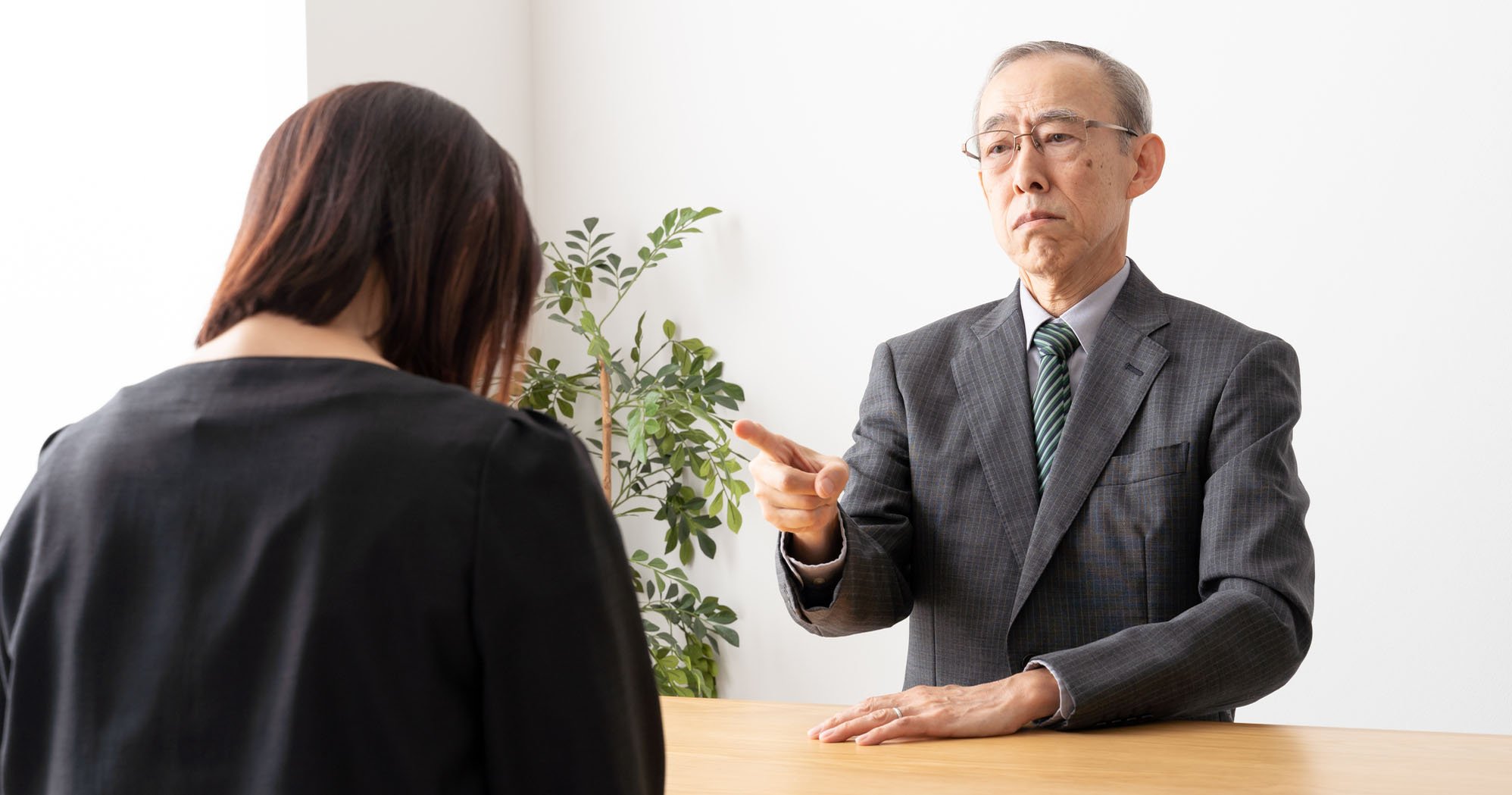 年末年始の帰省が社長にバレて出勤停止、給料カットにどう対抗する？