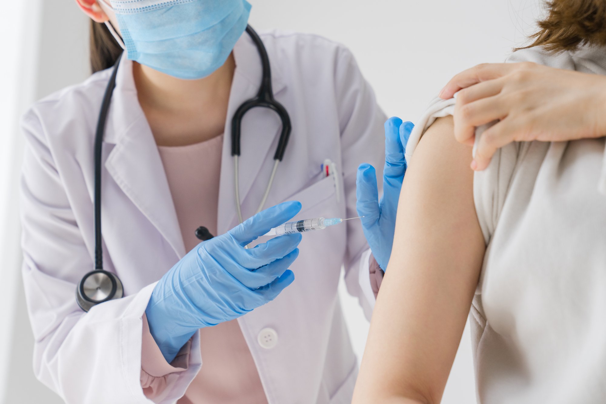 「ワクチン接種2回目は、反対側の腕に打った方が効き目がある」は本当か?