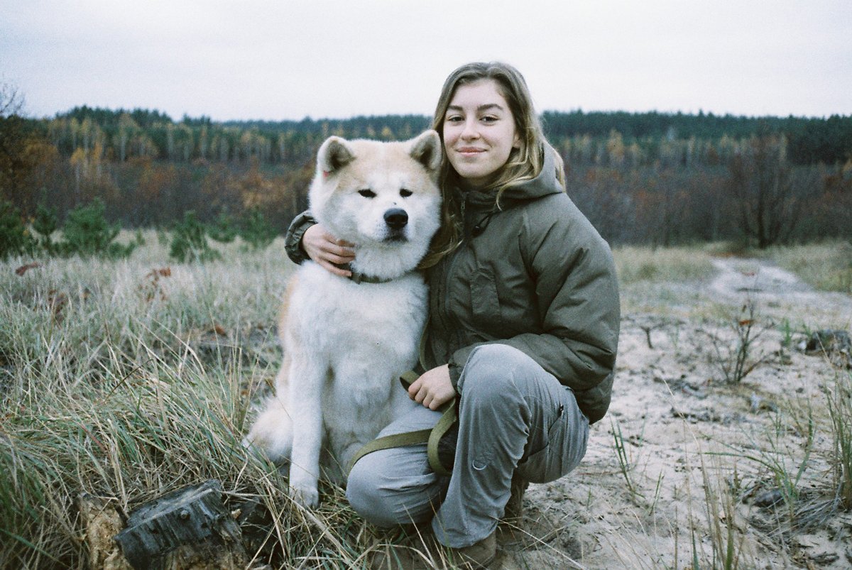秋田犬のヤマトとともに休暇を過ごすソフィア