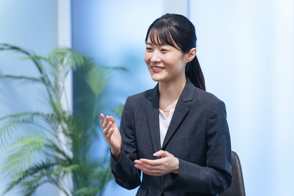 仕事ができる人の話の聞き方。3位は「メモをとる」。2位は「身を乗り出す」。では、1位は?