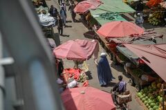 アフガン女性、街から消える　タリバン恐れ沈黙
