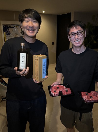 黒木本店の黒木くん(左)と、都萬牛の矢野くん(右)。黒木くんは最近別ブランドを立ち上げ、ジンとウィスキーの生産も始めました。早くも入手困難で、中にはプレミア価格が付いてしまうような人気商品も
