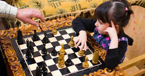 子供のIQ、親が高める方法はあるか 楽器、チェス、環境――研究が示す実際の効果は