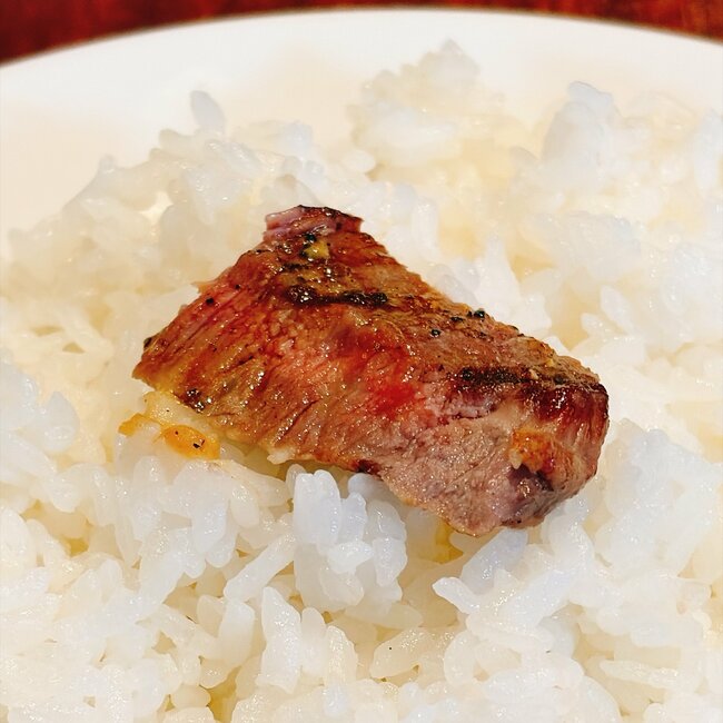 「激うま！」「3皿食べたい」ロイヤルホストの“平日限定ランチ”旨みたっぷりで大満足！「元気出た！最高！」「お肉がっつり食べられる」《実食レビュー》