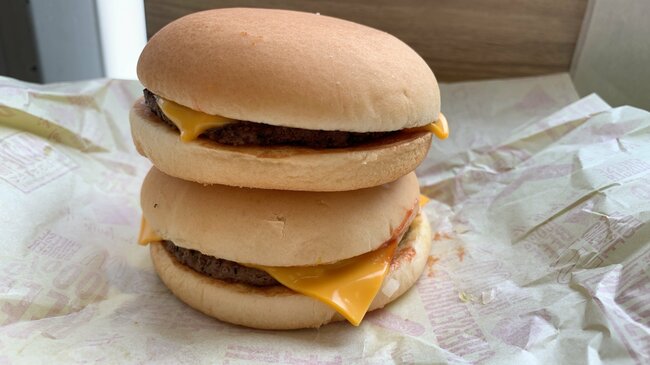 マックで「Wチーズバーガーを買う客」と「チーズバーガーを頼む客」の決定的な違い