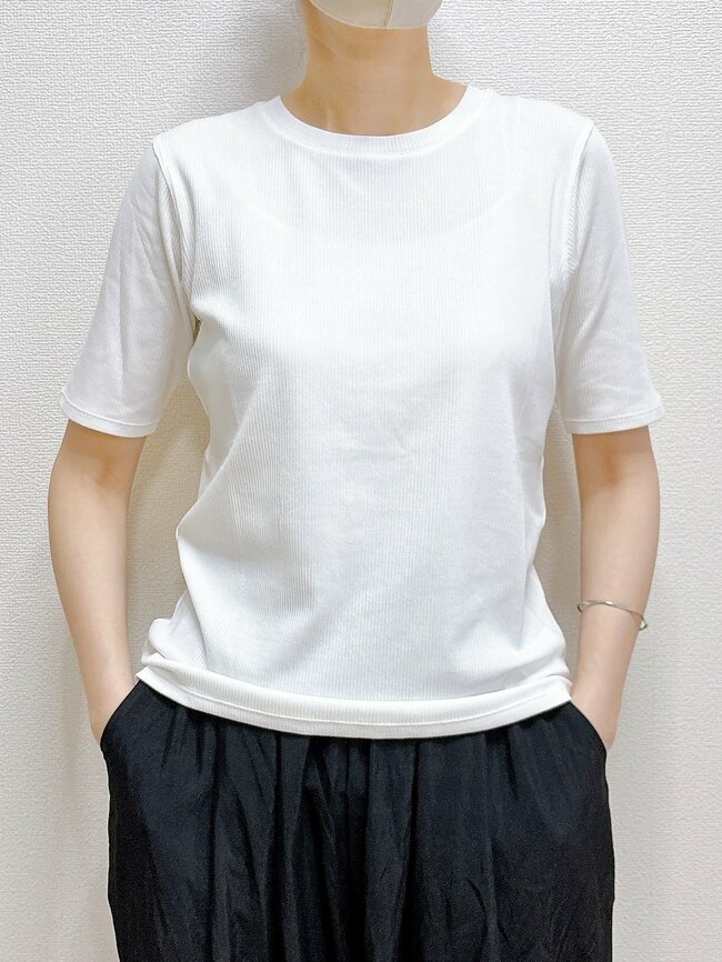 「痩せて見えます」「色違いで揃えたい」無印良品の“1490円トップス”びよ～んと伸びて着心地もバツグンなんです！「この袖丈を探してた」